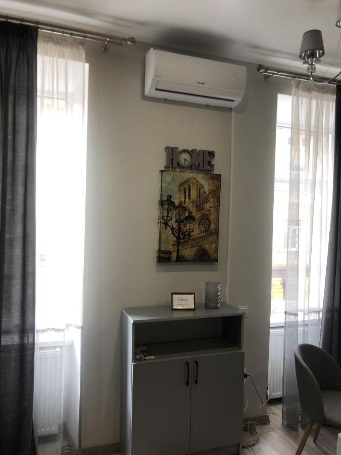 Luxury Flat In Downtown Lägenhet Lviv Exteriör bild